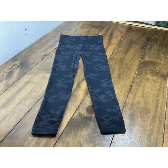 Spanx Leggings Black Camo Cropped Look at Me Now Seamless Leggings Size Medium - Picture 1 of 8